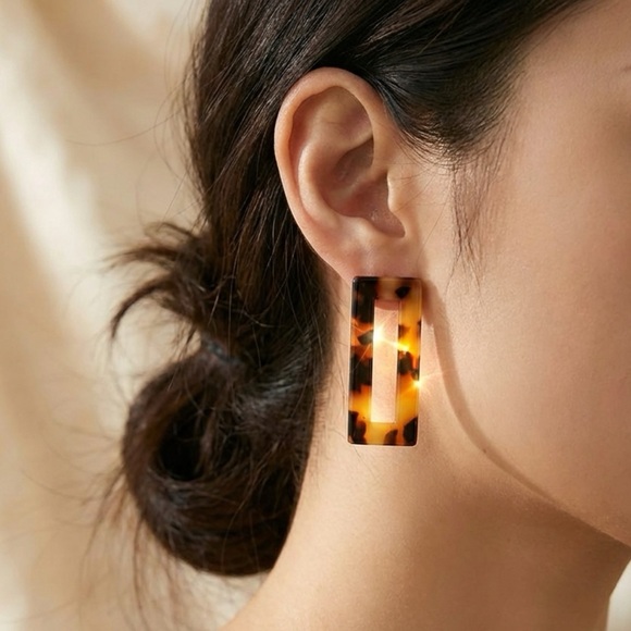 Tortoise Shell Rectangular Earrings - Picture 6 of 6